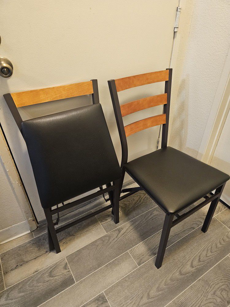 2 Folding Chairs 