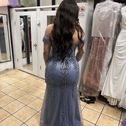 New dress with unused tag, beautiful bright color and has a corset.