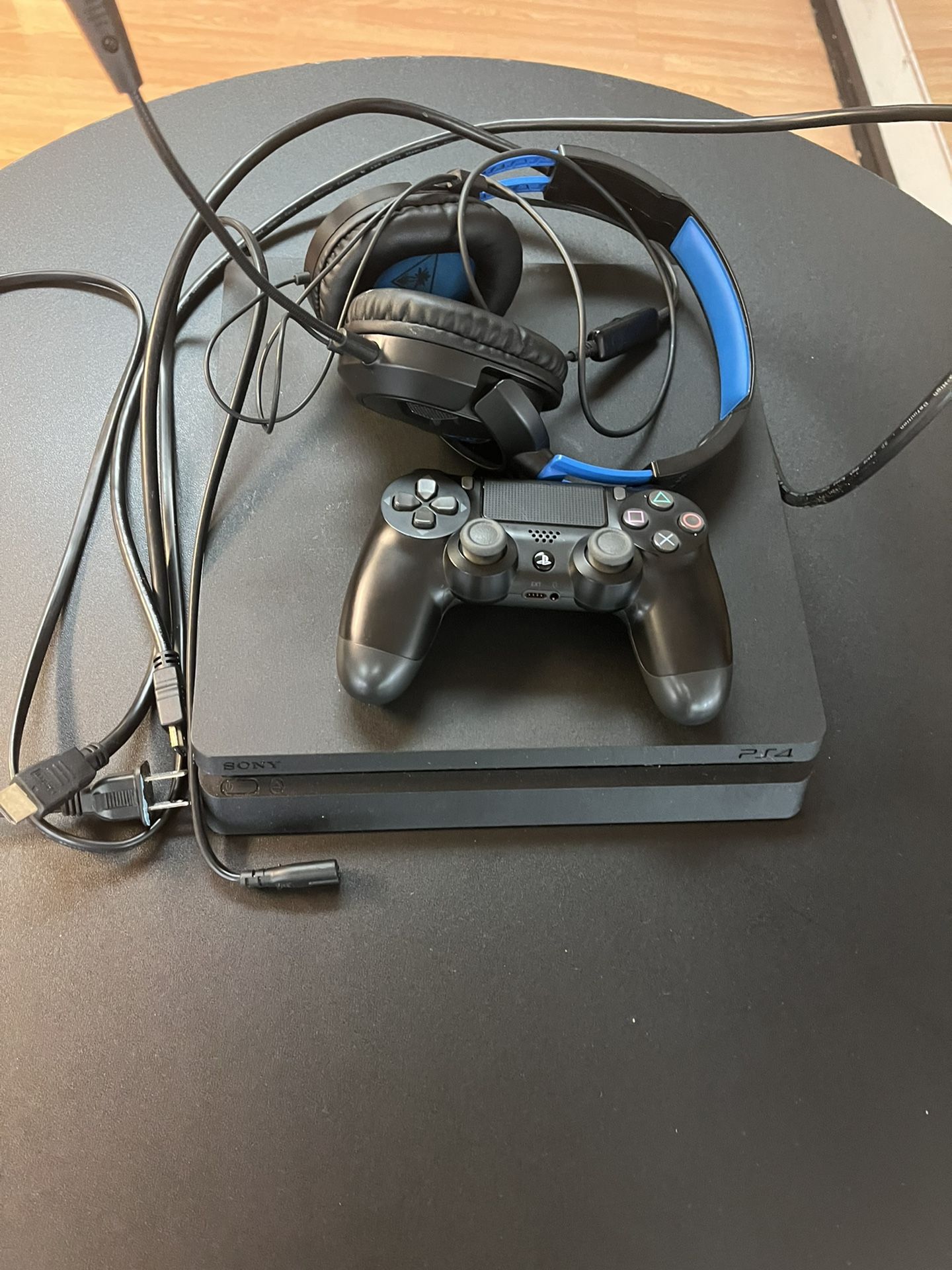 PS4 Slim HDMI including HDualShock 4 and Turtle Beach Recon 50 PS4 - PS5 head set