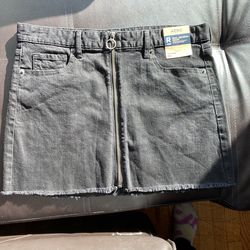 A Black Low Rise Mini With Zíper In The Middle 