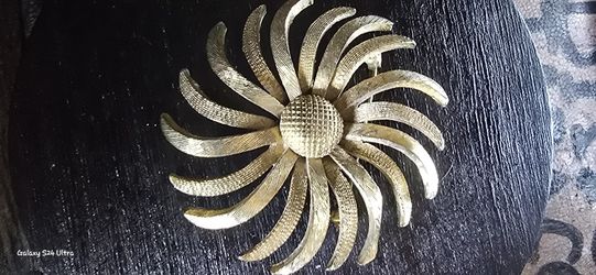 Vtg . Goldtone Brooch 
