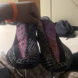 Size 9 Yeezy shoe no laces