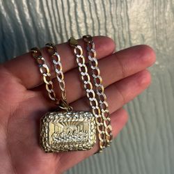 gold pendant 