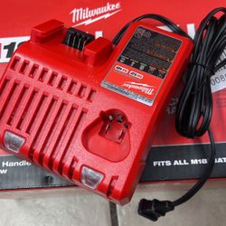  Milwaukee M 18.      M12  Charger
