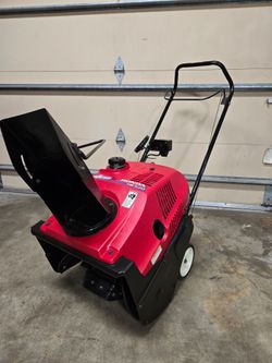 Honda HS-520AS Snowblower 
Straight gas with Electric start option 
Fully serviced New paddles &scraper Bar 
$299