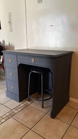 Black Desk