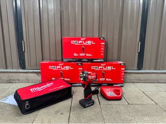Milwaukee 3/8” Stubby Impact wrench kit model 2562-21