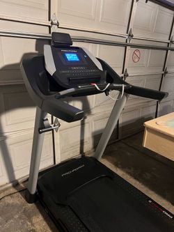 (Free free delivery) pro-form has 10incline 10speeds everything works perfect and perfect conditions like new