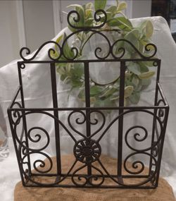 METAL MAGAZINE RACK