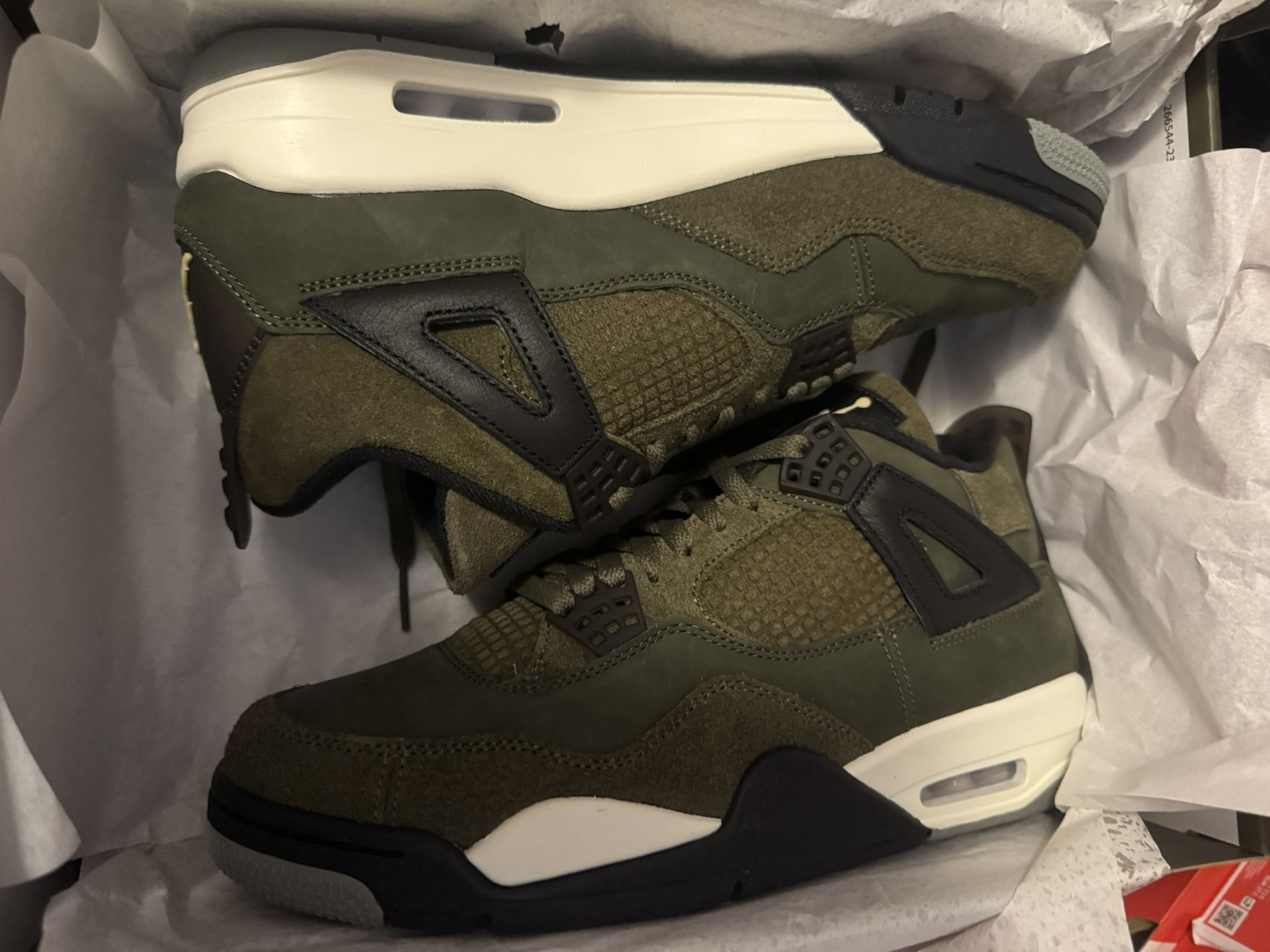 DS NEW JORDAN 4 OLIVE SIZE 9.5