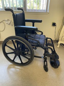 Wheelchair Exelente. 300 Lbs. Capacity