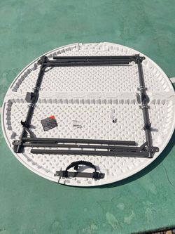Round folding table 60”