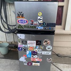 Insignia Mini fridge w Top freezer