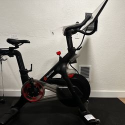 Peloton 2020 Great Condition / With tray, Weights, And Two Pairs Of Shoes
