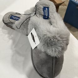 Slippers Sz 7-8