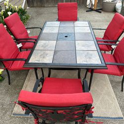 7 Piece Outdoor Dinning Table With Chairs And Nice Cushions 