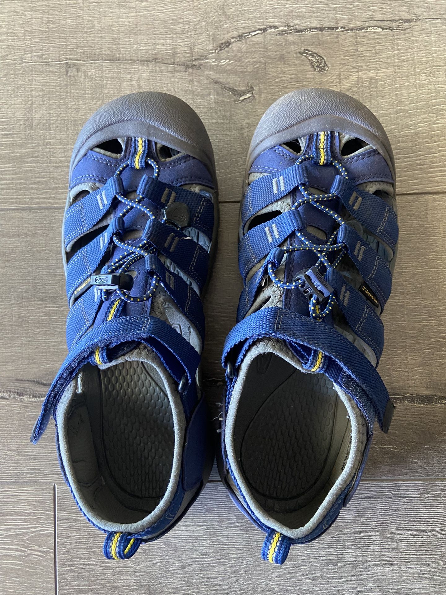 KEEN Size 7 (Big Kid) Unisex-Child Newport H2 Closed Toe Water Sandals