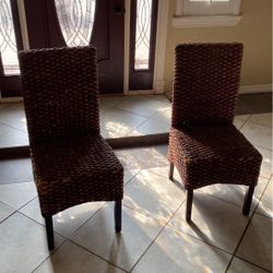 Set of two wicker seats 