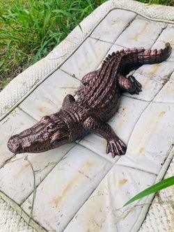 🐊👀Very beautiful realistic copper look finish stone 27” alligator. Great decoration and also makes great 🎁
