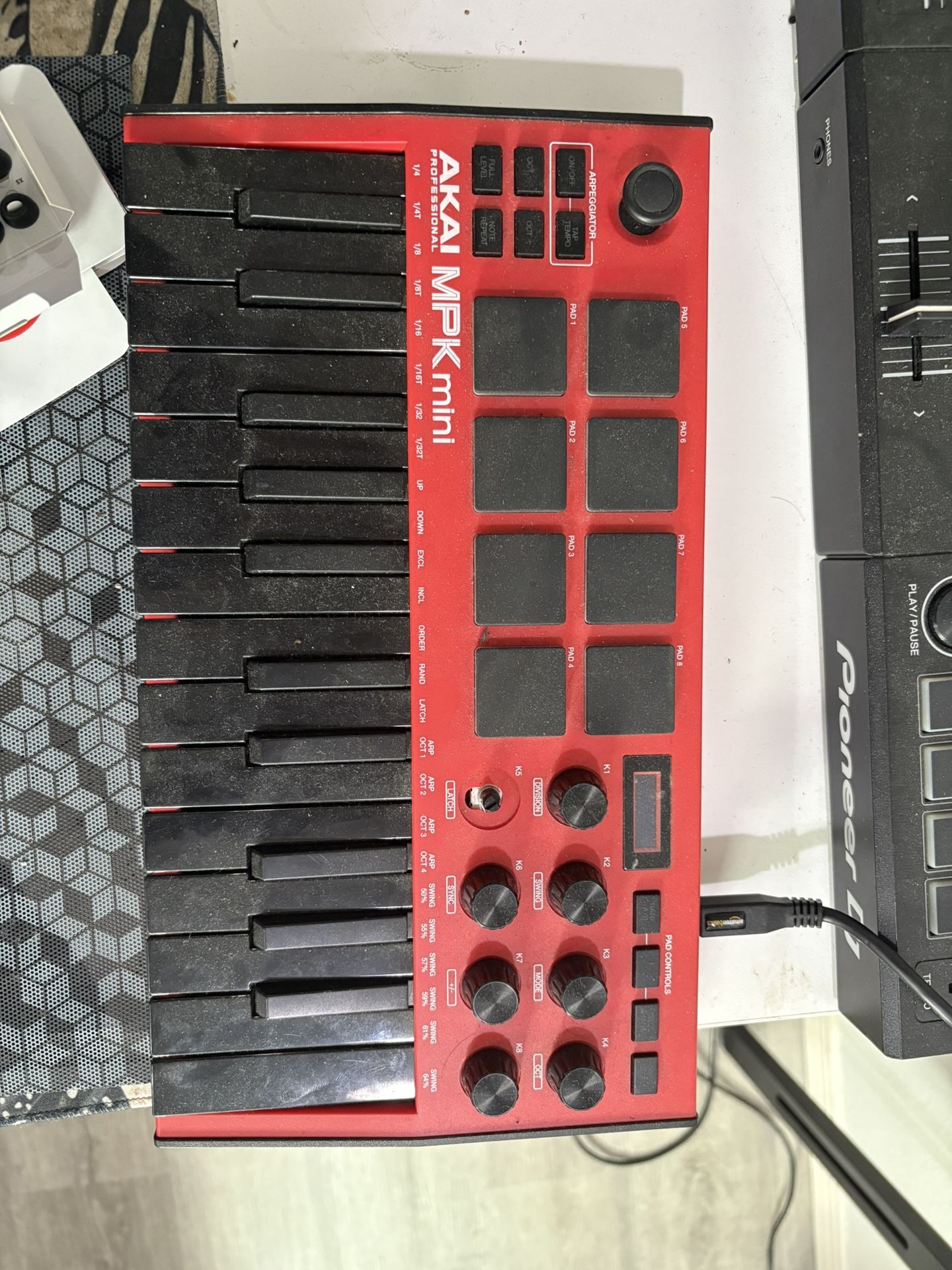 Akai MPK Mini Pro MIDI Keyboard – Used (Latch Dial Missing)
