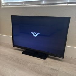 VIZIO 32" TV w/ Remote 