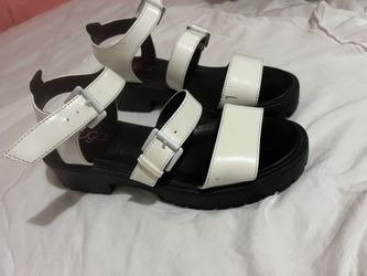 Women Strap On Shoes