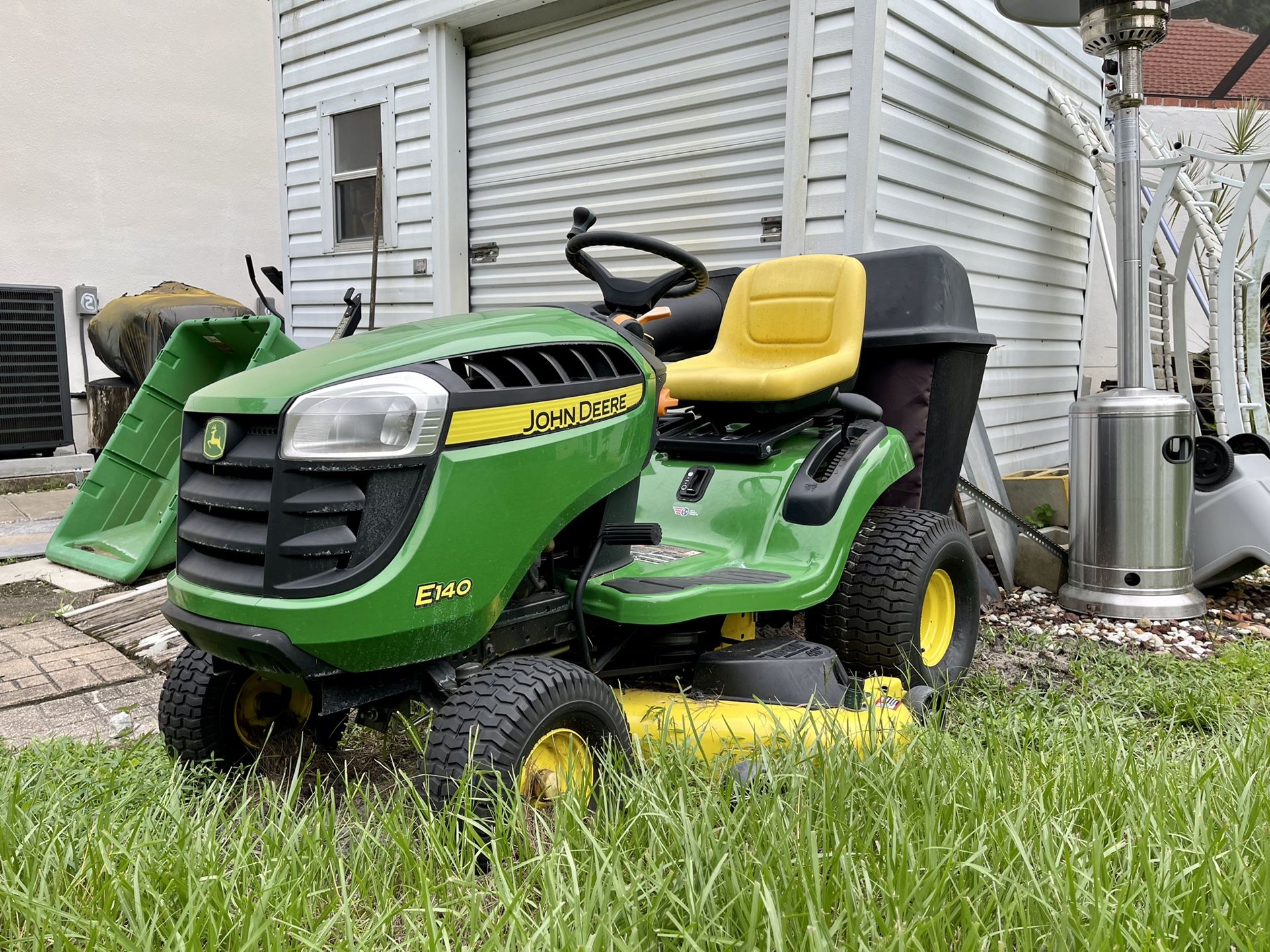 John Deere E140 