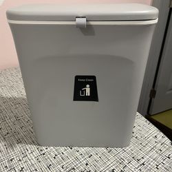 Tiyafuro 2.4 Gallon Kitchen Compost Bin 