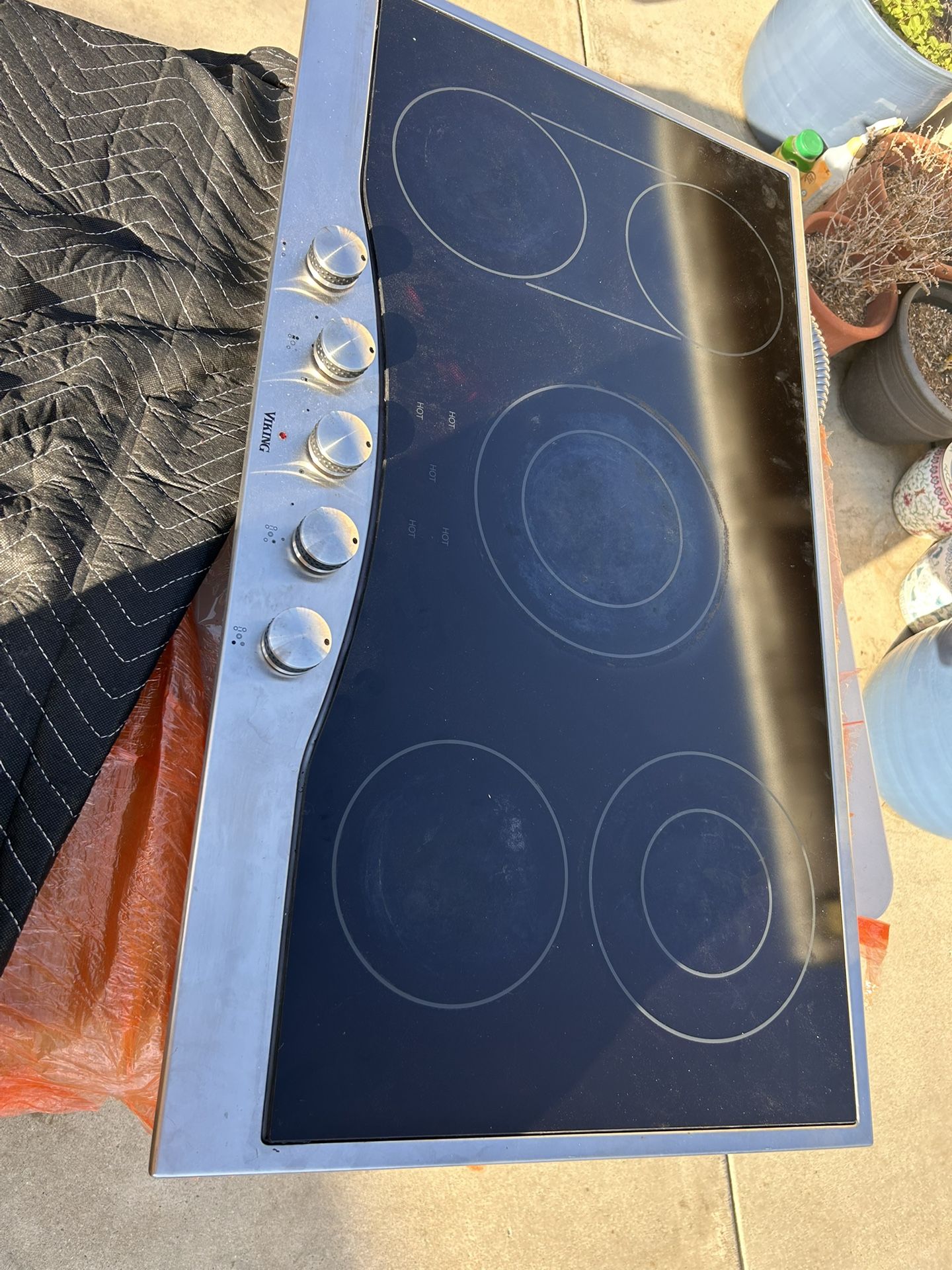 Viking DECU1655BSB  Designer Series 36 Inch Smoothtop Electric Cooktop 