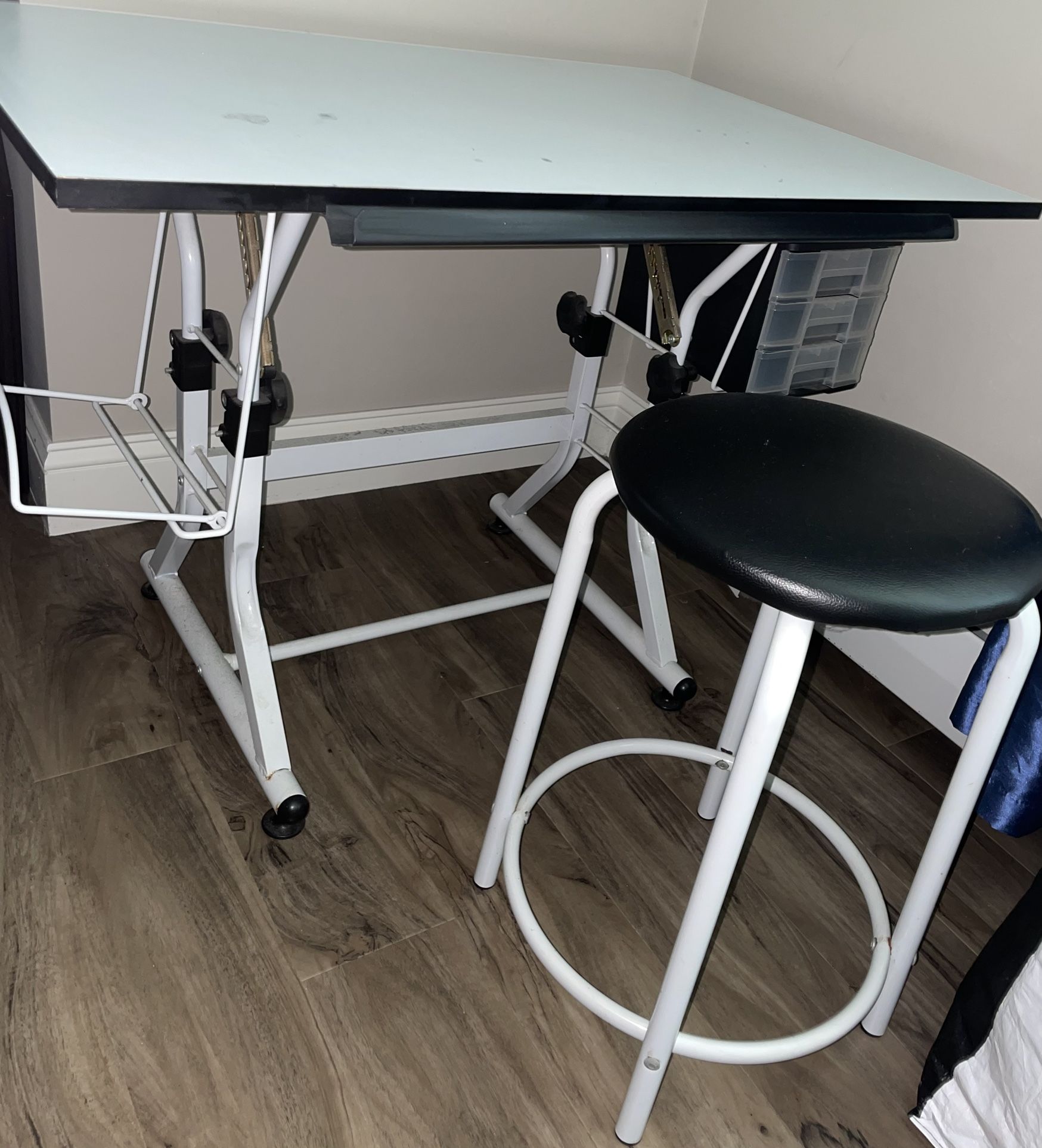 Art Desk