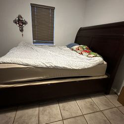 King Head And Frame  Bed Mattress With Two Dressers 