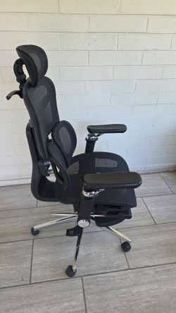 High Back Mesh Office Chair with Retractable Footrest, Excellent Condition