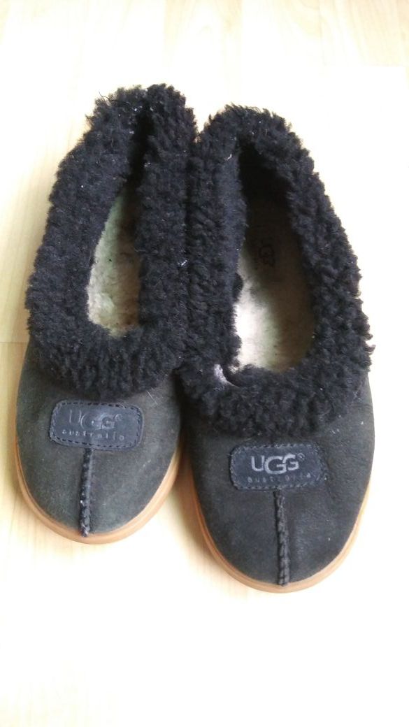 Black ugg slippers size 7