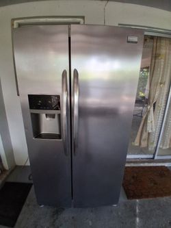 Frigidaire Gallery  Stainless Steel Refrigerator ( ice and water dispenser dont work)