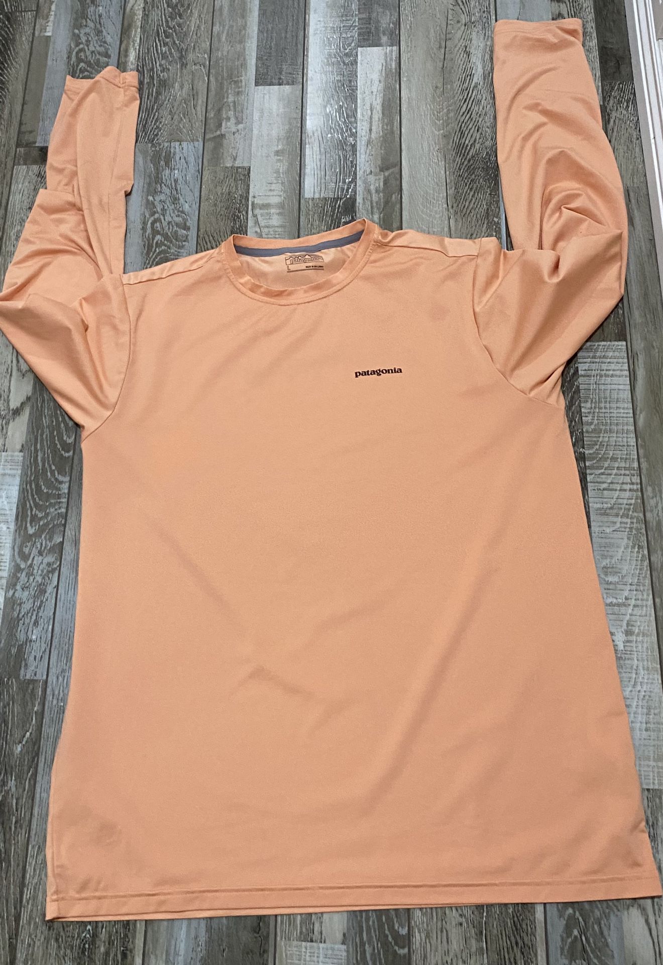 PATAGONIA MEN'S LONG-SLEEVED CAPILENE(R) COOL DAILY FISH GRAPHIC SHIRT SKETCHED FITZ ROY TARPON: LIGHT PEACH SHERBET Large