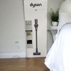 6500879 Dyson V8 cordless vacuum w/ 6 accessories 