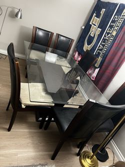 6 person glass dining table in great condition
