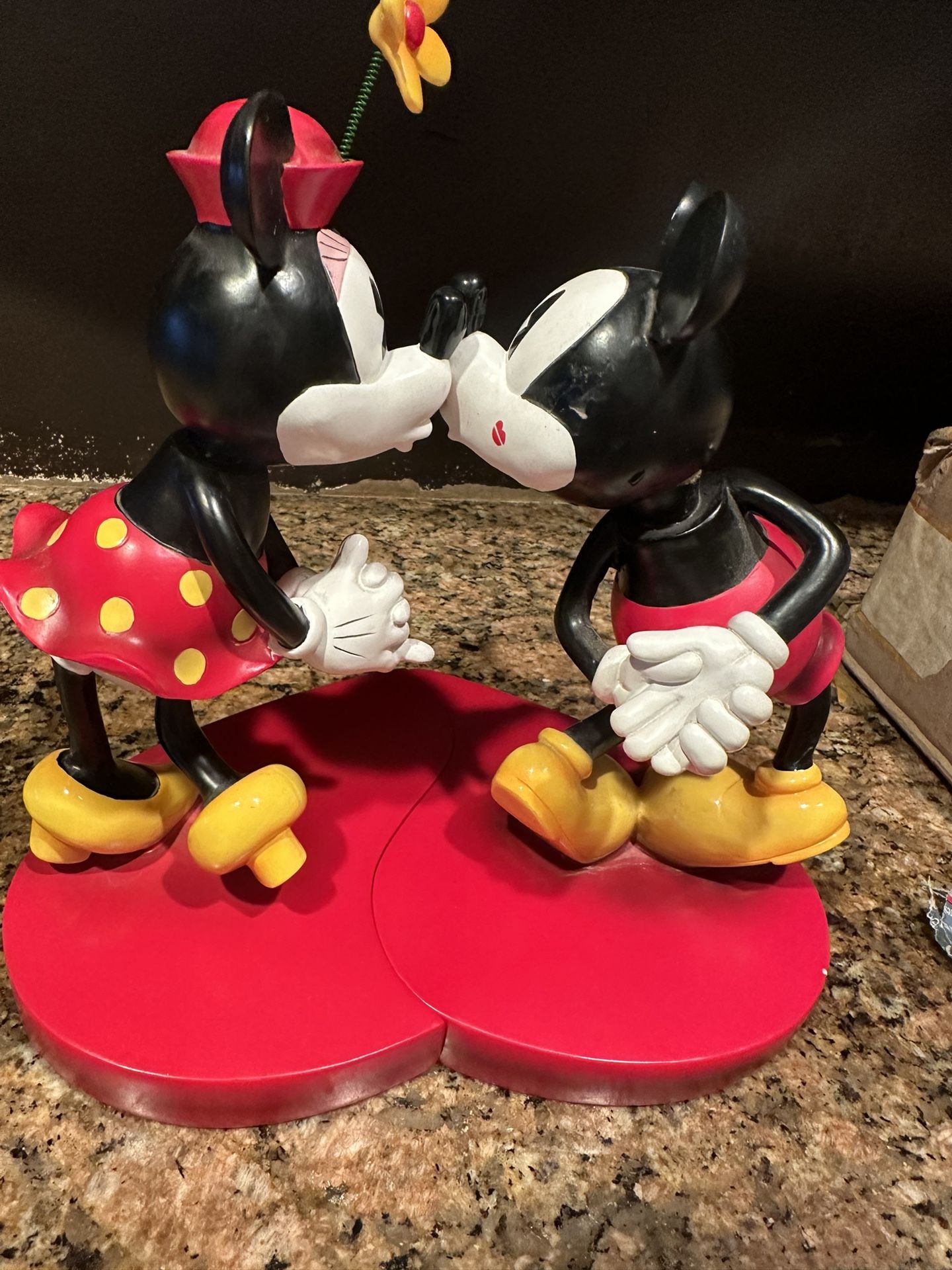 Disney Parks Minnie & Mickey Mouse Kissing Bobble-head Figurine Hearts