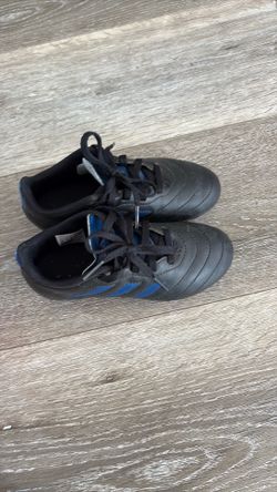 Soccer shoes 12k size Adidas