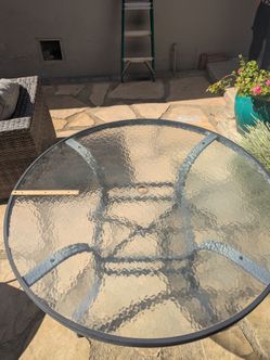4x4' patio table and 4 chairs
