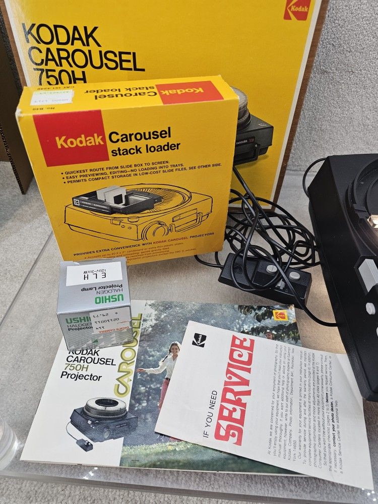 Kodak Carousel 750H Slide projector, remote, tray, and more
