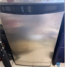 MINI FRIDGE MUST GOOOO