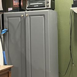 Cabinet 4’x2’