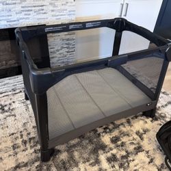 4MOM Pack And Play - With All Accessories 