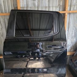 2019-2025 CHEVROLET SILVERADO AND GMC SIERRA REAR DOOR DRIVER SIDE GOOD CONDITION 
F21526