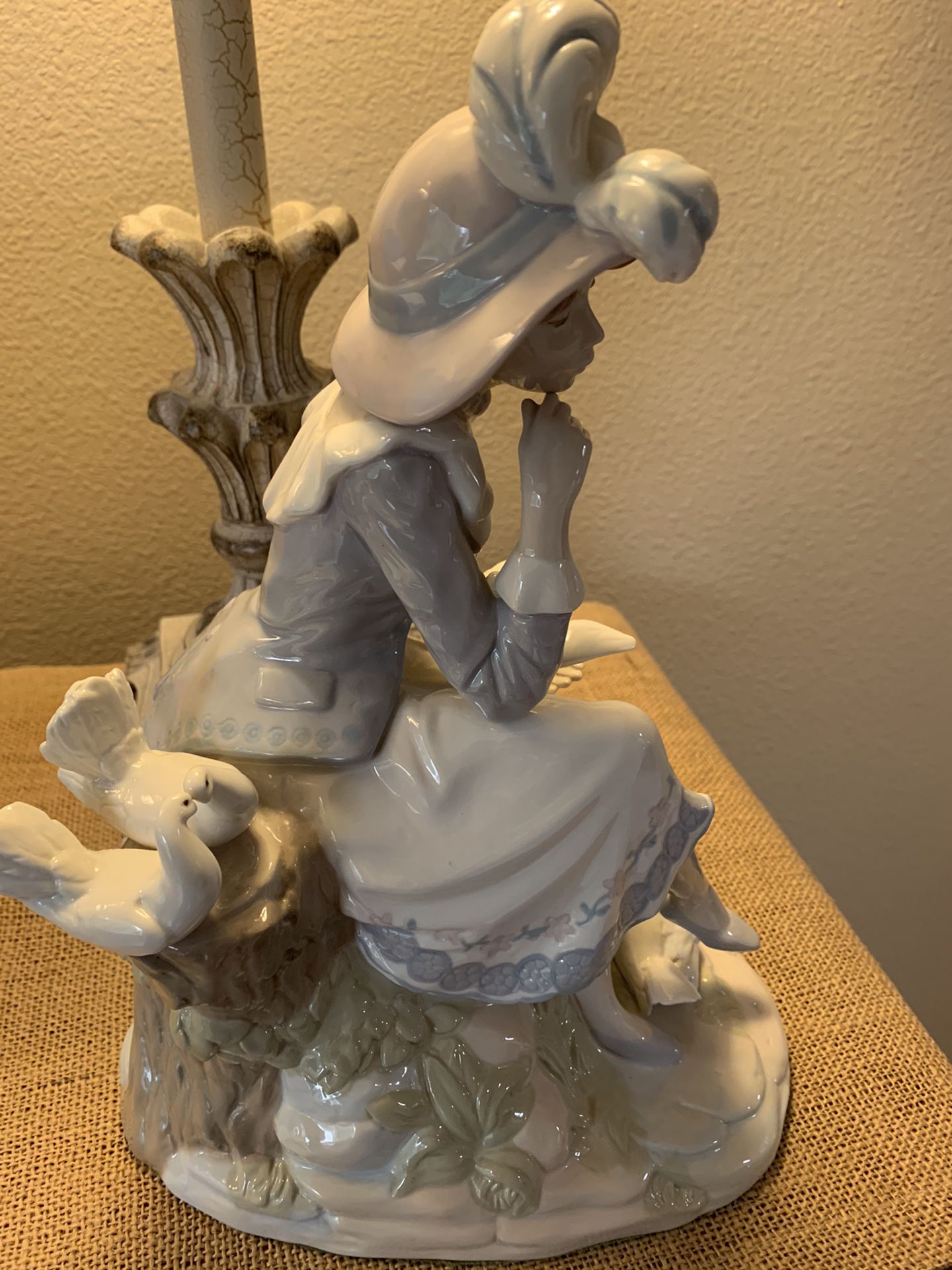 LLADRO large Porcelain Nadal Sitting Lady Figurine - 4 Doves, retired