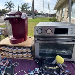 KEURIG MACHINE WITH COFFEE AND TOASTER/OVEN 