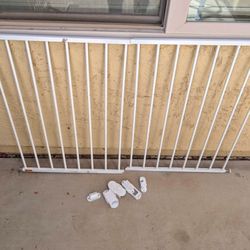 Extra Wide Pet Gate / Baby Gate - Fits Openings 24” - 40.5”
