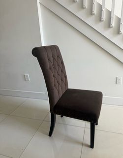 Juego de 6 sillas sin brazes $400 y juego de 2 sillas con brazos $200