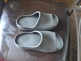 Black Yezzy Slides